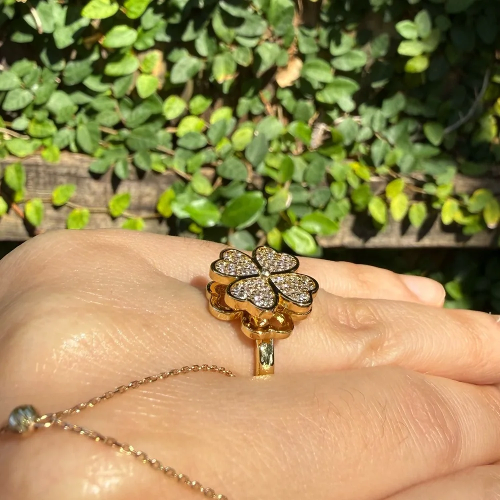 Gold Clover Ring with Crystals Anxiety Ring

Spinning ring - Picture 5 of 7